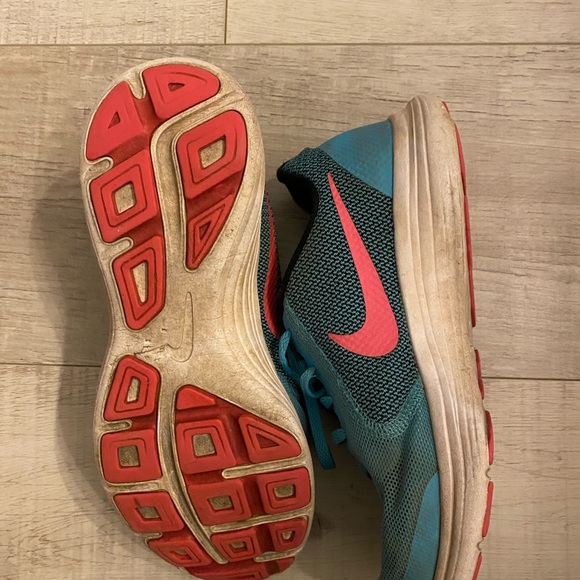 Size 6 youth nike sneakers - Picture 4 of 4